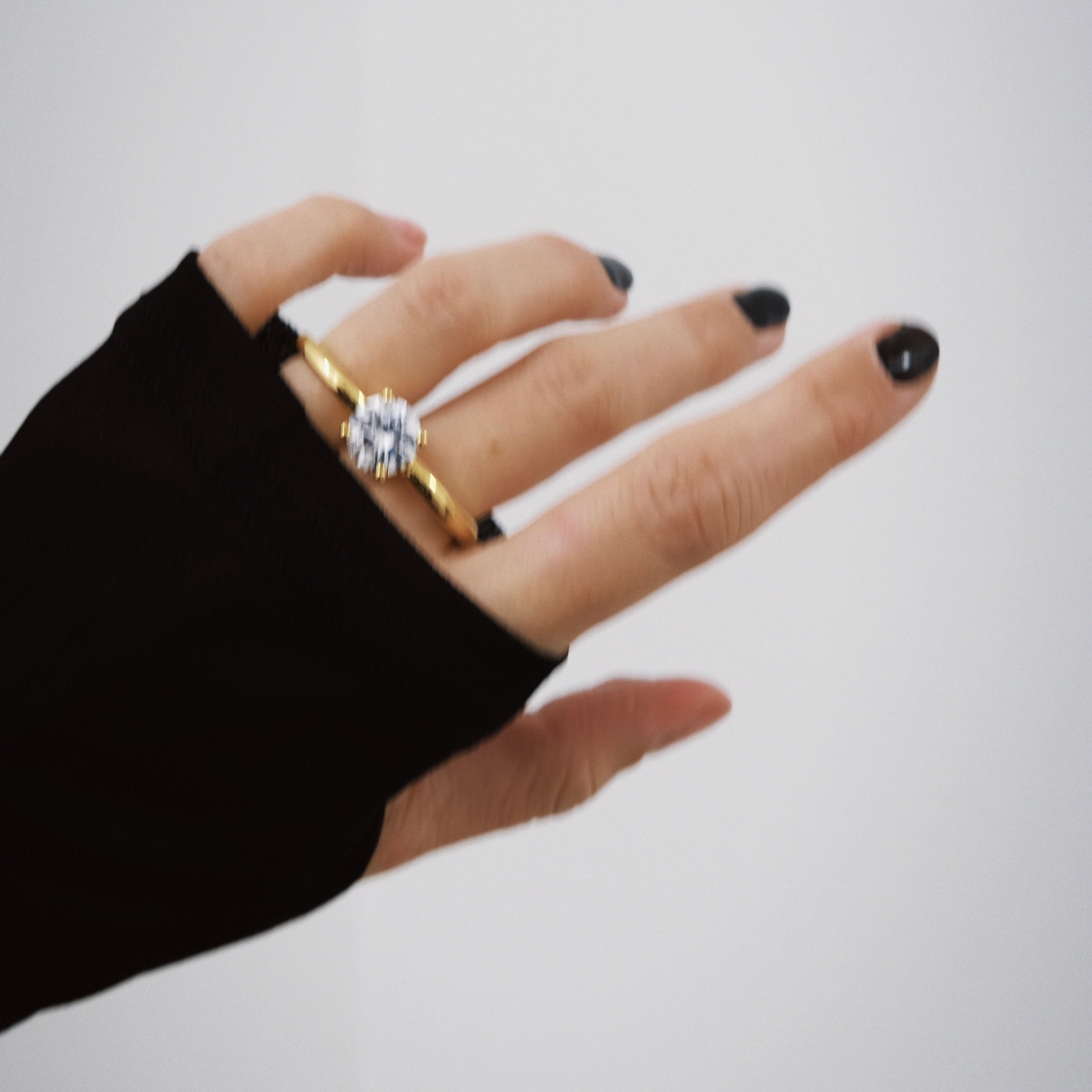 billion-avenue-gaya-solitaire-bague-double-doigt-dor-s-zirconia image 4